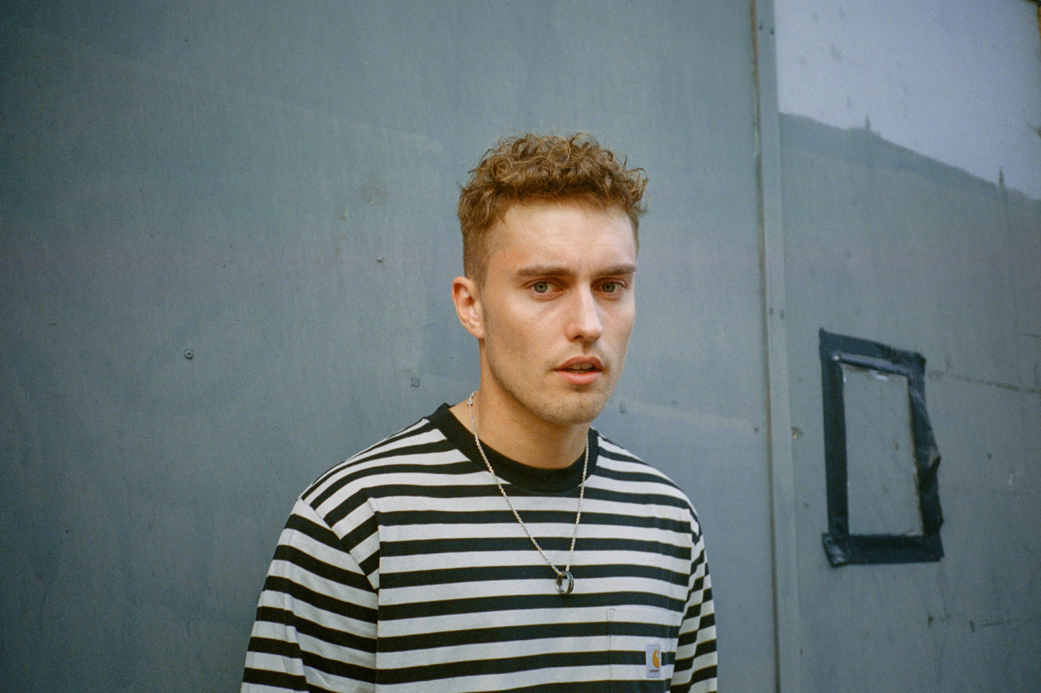 LIVE-USE-ONLY-SAMFENDER_PressShots-scaled-e1638870853386-2048x1364.jpg